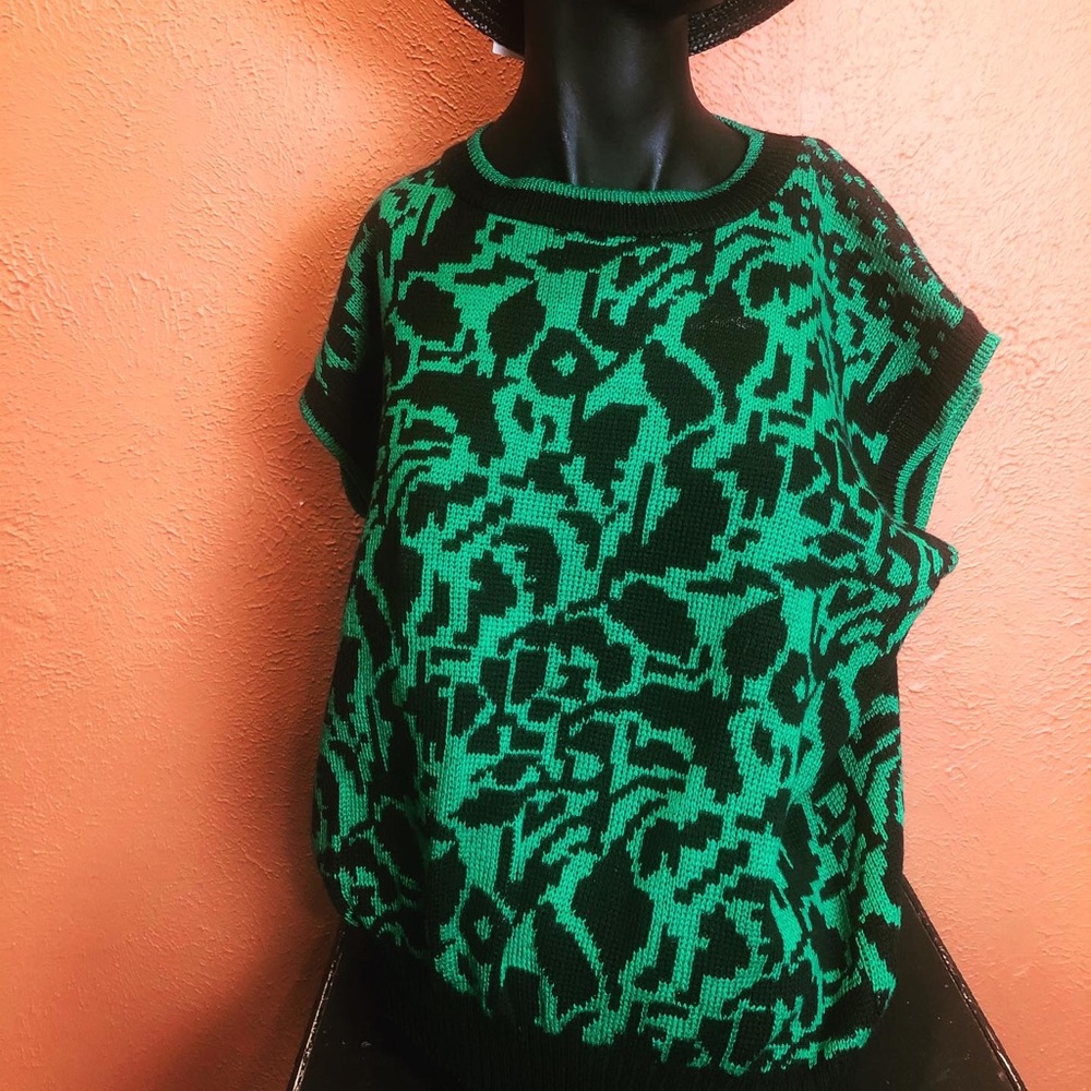 VINTAGE ACRYLIC TOP